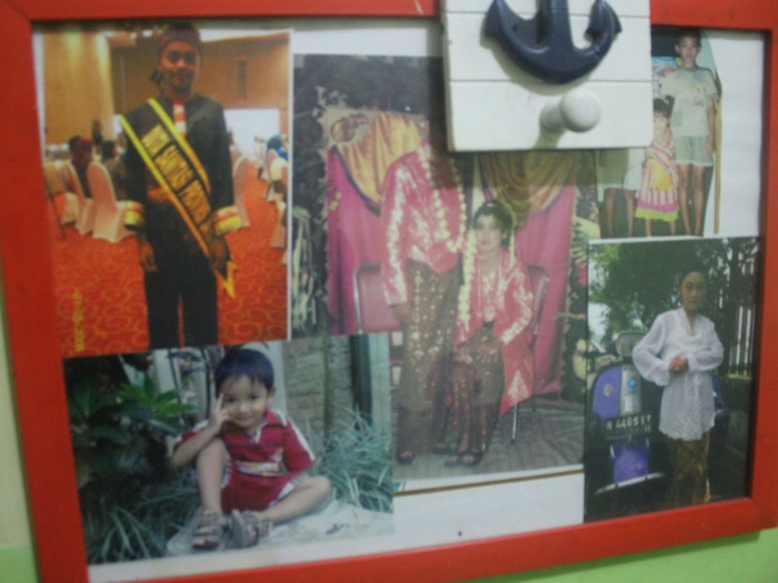 Kumpulan foto keluarga M. Nizar yang disatukan dengan frame. Orang tua (tengah), Govin (baju tradisional Madura), Asay (bau abu-abu), Fitria (kebaya), dan Firmansyah (kaos merah)